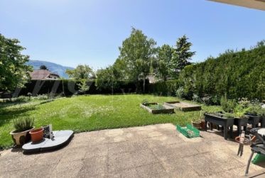 RAVISSANTE MAISON JUMELLE D'ANGLE - FAMILIALE - DE 7 PIECES AVEC TRES BEAU JARDIN SUD