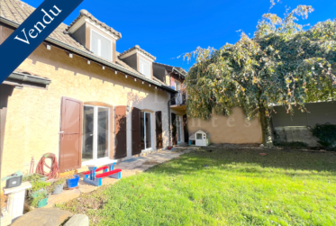 TRES GRANDE MAISON FAMILIALE DE 300 m2 utiles AVEC JARDIN - 5 chambres - Piscine