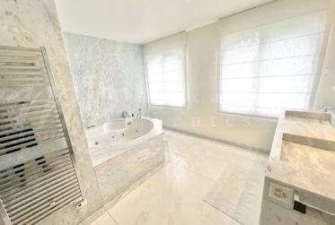 PROCHE VILLAGE ! SUPERBE APPARTEMENT DE 250 m2 AVEC LARGE TERRASSE ET VUE DEGAGEE