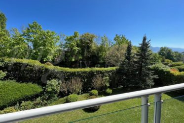 PROCHE VILLAGE ! SUPERBE APPARTEMENT DE 250 m2 AVEC LARGE TERRASSE ET VUE DEGAGEE