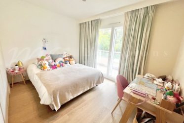 PROCHE VILLAGE ! SUPERBE APPARTEMENT DE 250 m2 AVEC LARGE TERRASSE ET VUE DEGAGEE