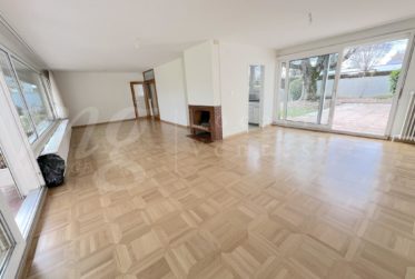 GRANDE MAISON INDIVIDUELLE FAMILIALE AVEC GRAND JARDIN PRIVATIF DE 1250 m2 ET PISCINE