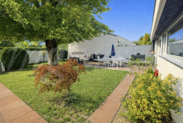 GRANDE MAISON INDIVIDUELLE FAMILIALE AVEC GRAND JARDIN PRIVATIF DE 1250 m2 ET PISCINE