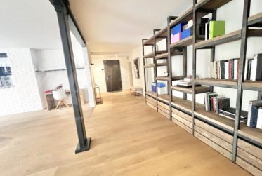 PROCHE VILLAGE ! SUPERBE APPARTEMENT DE 250 m2 AVEC LARGE TERRASSE ET VUE DEGAGEE