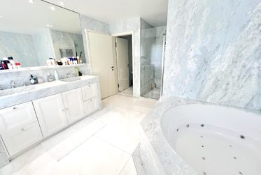 PROCHE VILLAGE ! SUPERBE APPARTEMENT DE 250 m2 AVEC LARGE TERRASSE ET VUE DEGAGEE