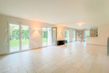 TRES BEL APPARTEMENT DE 7 PIECES AVEC JARDIN PRIVATIF DE 340 m2 - Idéal pour une famille avec 4 chambres à coucher