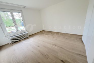 GRANDE MAISON INDIVIDUELLE FAMILIALE AVEC GRAND JARDIN PRIVATIF DE 1250 m2 ET PISCINE
