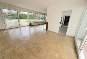 GRANDE MAISON INDIVIDUELLE FAMILIALE AVEC GRAND JARDIN PRIVATIF DE 1250 m2 ET PISCINE