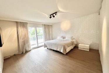 PROCHE VILLAGE ! SUPERBE APPARTEMENT DE 250 m2 AVEC LARGE TERRASSE ET VUE DEGAGEE