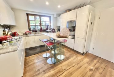 TRES BELLE MAISON VILLAGEOISE - RENOVEE MODERNE - DE 10 PIECES - 300 m2 hab -