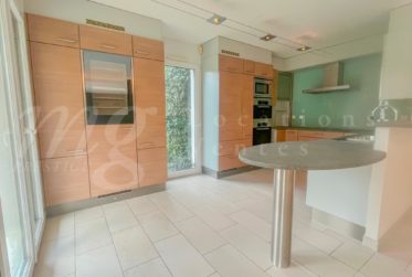 TRES BEL APPARTEMENT DE 7 PIECES AVEC JARDIN PRIVATIF DE 340 m2 - Idéal pour une famille avec 4 chambres à coucher