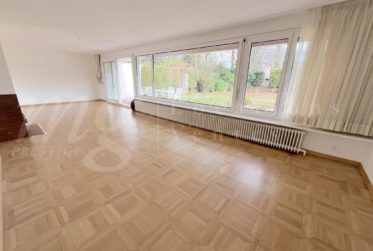 GRANDE MAISON INDIVIDUELLE FAMILIALE AVEC GRAND JARDIN PRIVATIF DE 1250 m2 ET PISCINE