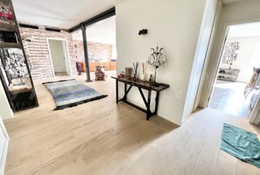 PROCHE VILLAGE ! SUPERBE APPARTEMENT DE 250 m2 AVEC LARGE TERRASSE ET VUE DEGAGEE