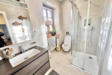 TRES BELLE MAISON VILLAGEOISE - RENOVEE MODERNE - DE 10 PIECES - 300 m2 hab -