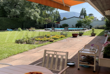 GRANDE MAISON INDIVIDUELLE FAMILIALE AVEC GRAND JARDIN PRIVATIF DE 1250 m2 ET PISCINE