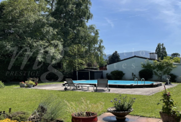 GRANDE MAISON INDIVIDUELLE FAMILIALE AVEC GRAND JARDIN PRIVATIF DE 1250 m2 ET PISCINE