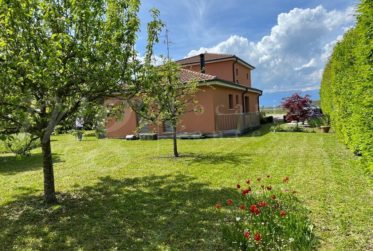 TRES BELLE MAISON INDIVIDUELLE DE 250 m2 hab AVEC GRAND JARDIN DE 1100 m2