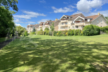 SUPERBE APPARTEMENT DE 7 PIECES DE 250 m2 AVEC LARGE TERRASSE -+ 3 BALCONS ET VUE DEGAGEE