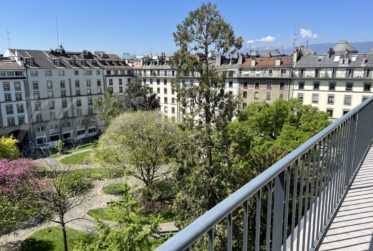 SUPERBE ATTIQUE DE 170 m2 AVEC VUE SUR LE DEGAGEE SUR LE LAC