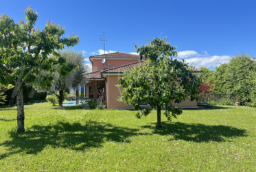 GRANDE MAISON INDIVIDUELLE FAMILIALE DE 250 m2 hab - RAVISSANT JARDIN CLOTUREE DE 1000 m2 - Calme