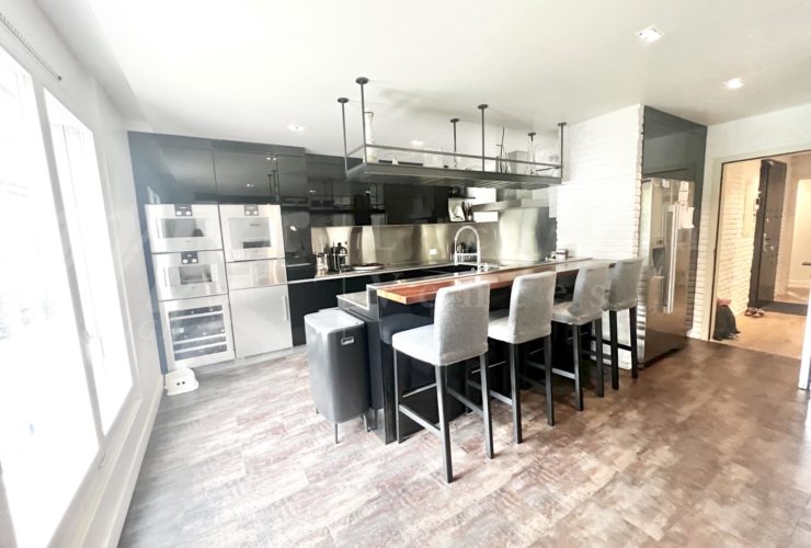 SUPERBE APPARTEMENT DE 7 PIECES DE 250 m2 AVEC LARGE TERRASSE -+ 3 BALCONS ET VUE DEGAGEE