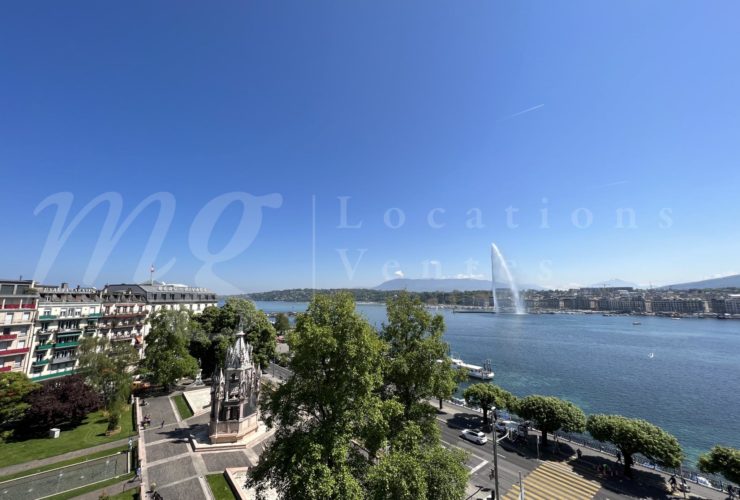 SUPERBE ATTIQUE DE 170 m2 AVEC VUE SUR LE DEGAGEE SUR LE LAC