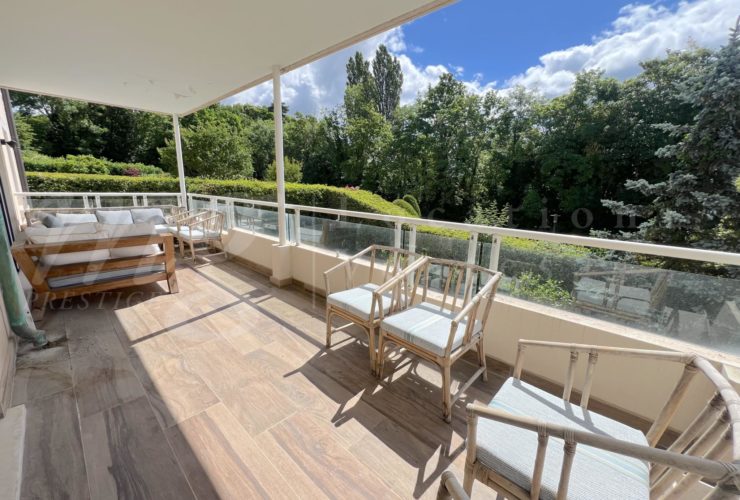 SUPERBE APPARTEMENT DE 7 PIECES DE 250 m2 AVEC LARGE TERRASSE -+ 3 BALCONS ET VUE DEGAGEE