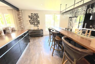 SUPERBE APPARTEMENT DE 7 PIECES DE 250 m2 AVEC LARGE TERRASSE -+ 3 BALCONS ET VUE DEGAGEE