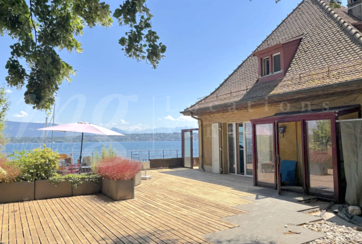 A DREAM !!! PIED DANS L'EAU !!!! TRES BELLE MAISON RENOVEE AVEC LARGE TERRASSE - VUE LAC, PONTON ET PLACE BATEAU