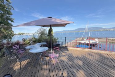 A DREAM !!! PIED DANS L'EAU !!!! TRES BELLE MAISON RENOVEE AVEC LARGE TERRASSE - VUE LAC, PONTON ET PLACE BATEAU