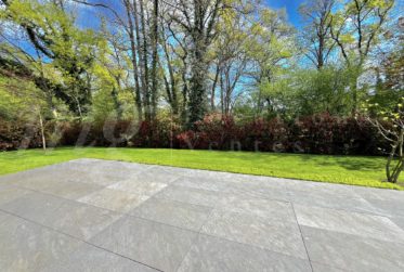 SUPERBE ET GRANDE MAISON DE 10 PIECES - 350 m2 - HPE - JARDIN DE 1100 m2 ET GRAND JACUZZI EXTERIEUR