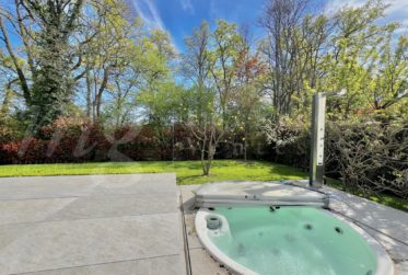 SUPERBE ET GRANDE MAISON DE 10 PIECES - 350 m2 - HPE - JARDIN DE 1100 m2 ET GRAND JACUZZI EXTERIEUR