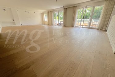 SUPERBE APPARTEMENT DE 7 PIECES DE 250 m2 AVEC LARGE TERRASSE -+ 3 BALCONS ET VUE DEGAGEE