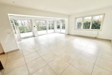 SUPERBE ET GRANDE MAISON DE 10 PIECES - 350 m2 - HPE - JARDIN DE 1100 m2 ET GRAND JACUZZI EXTERIEUR