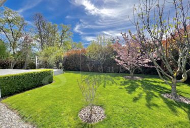 SUPERBE ET GRANDE MAISON DE 10 PIECES - 350 m2 - HPE - JARDIN DE 1100 m2 ET GRAND JACUZZI EXTERIEUR