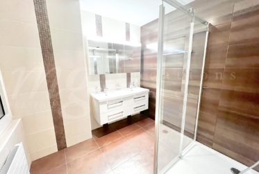 SUPERBE ET GRANDE MAISON DE 10 PIECES - 350 m2 - HPE - JARDIN DE 1100 m2 ET GRAND JACUZZI EXTERIEUR