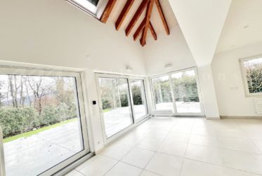 SUPERBE ET GRANDE MAISON DE 10 PIECES - 350 m2 - HPE - JARDIN DE 1100 m2 ET GRAND JACUZZI EXTERIEUR