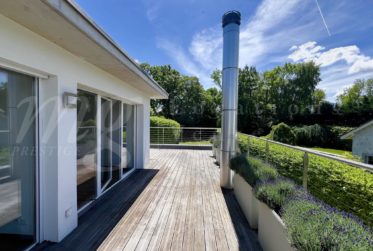 En exclusivité ! MAGNIFIQUE MAISON CONTEMPORAINE DE 8 PIECES AVEC JARDIN ARBORE ET GRANDE PISCINE