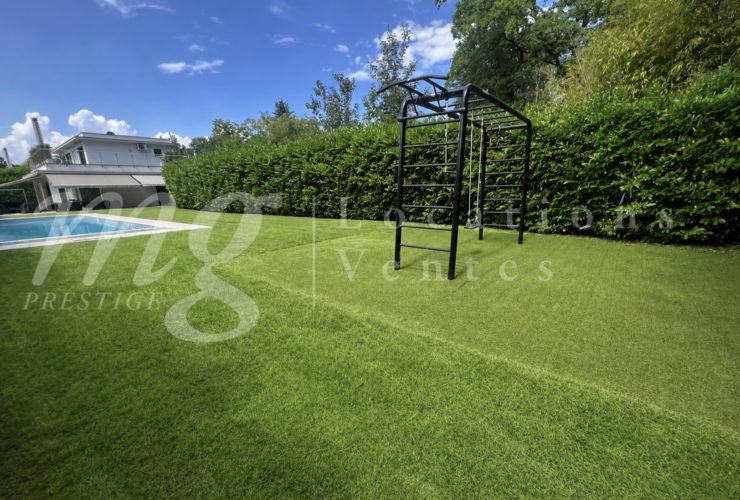 En exclusivité ! MAGNIFIQUE MAISON MODERNE DE 300 M2 AVEC GRAND JARDIN ET PISCINE