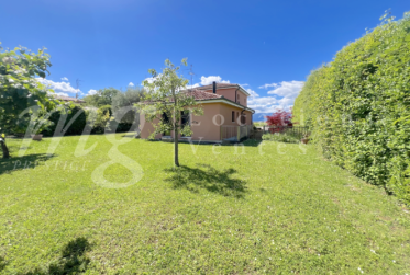 SUPERBE MAISON INDIVIDUELLE DE 250 m2 hab - RAVISSANT JARDIN CLOTUREE - ARBORISE - ET CALME DE 1100 m2