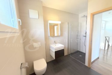 En exclusivité ! MAGNIFIQUE MAISON CONTEMPORAINE DE 8 PIECES AVEC JARDIN ARBORE ET GRANDE PISCINE