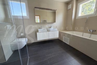 En exclusivité ! MAGNIFIQUE MAISON CONTEMPORAINE DE 8 PIECES AVEC JARDIN ARBORE ET GRANDE PISCINE