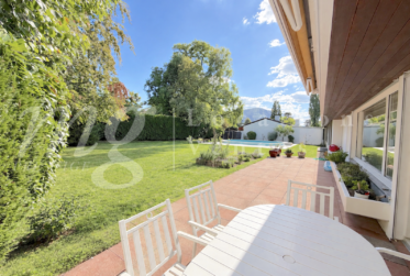 GRANDE MAISON INDIVIDUELLE DE 8 PIECES -- GRAND JARDIN CLOTURE ARBORE AVEC PISCINE