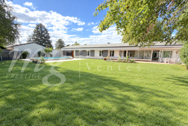 GRANDE MAISON INDIVIDUELLE DE 8 PIECES -- GRAND JARDIN CLOTURE ARBORE AVEC PISCINE