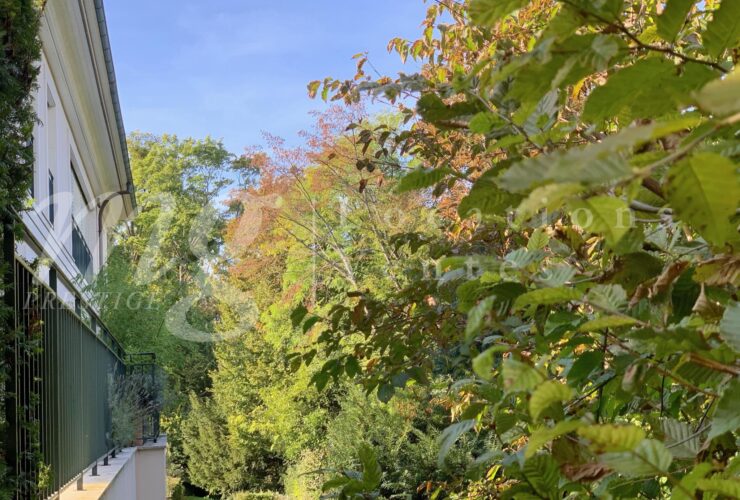 SUPERBE APPARTEMENT DE 450 m2- VUE LAC - AVEC GRAND JARDIN PRIVATIF DE 850 m2