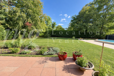 GRANDE MAISON INDIVIDUELLE DE 8 PIECES -- GRAND JARDIN CLOTURE ARBORE AVEC PISCINE