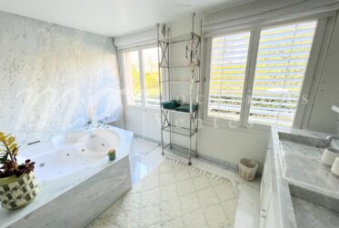 MAGNIFIQUE APPARTEMENT DE 7 PIECES DE 251 m2 PPE AVEC LARGE TERRASSE ET VUE DEGAGEE VERDURE